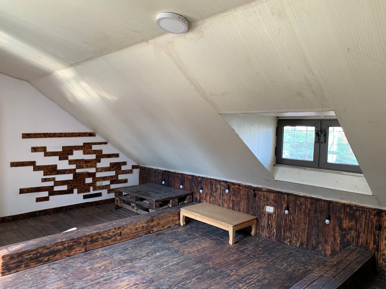 Cho thuê căn hộ tại Hàng Trống , DT 90M có căn gác mái phù hợp làm cafe sách giá 12tr/tháng