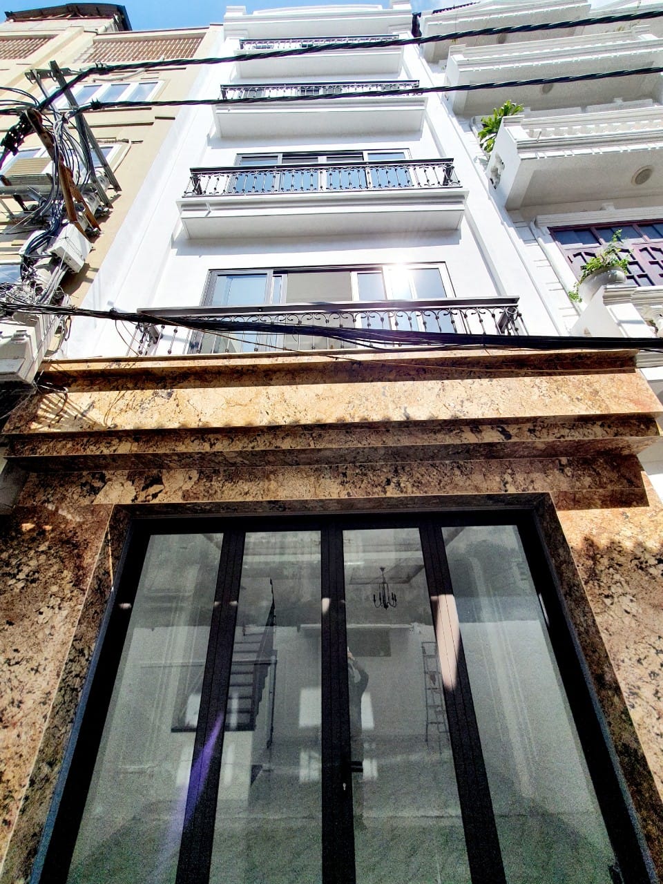 Mặt phố chợ Tứ Liên - Bán Nhà mới đẹp kinh doanh, ngõ to, nhỉnh 3 tỷ.