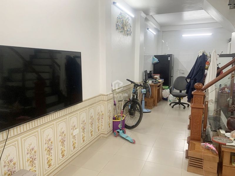 Chuyển đổi về quê bán căn nhà 32,1m2 tại tổ 5 Thạch Bàn. Ngay gần chợ Thạch Bàn