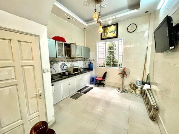 Bất động sản tại quận Đống Đa luôn nằm trong top các thị trường được quan tâm hàng đầu do đó sở hữu nhà tại đây bạn không chỉ dễ dàng tiếp cận các tiện ích sinh hoạt mà còn gia tăng giá trị và tính thanh khoản cao ban-nha-quan-dong-da-6-8-ty-moi-nhat-5