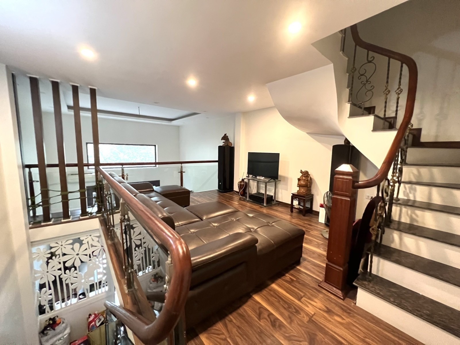 Bán Nhà Chợ Ngọc Thụy-45m2 - 6Tầng- Rộng 4,6m- 5,1 Tỷ.