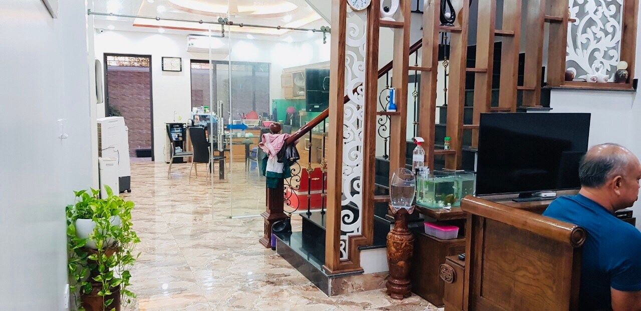 Bán nhà phố Cầu Giấy 40m2 x 6T nhỉnh 8 tỷ, thang máy, gara , kinh doanh , view công viên.