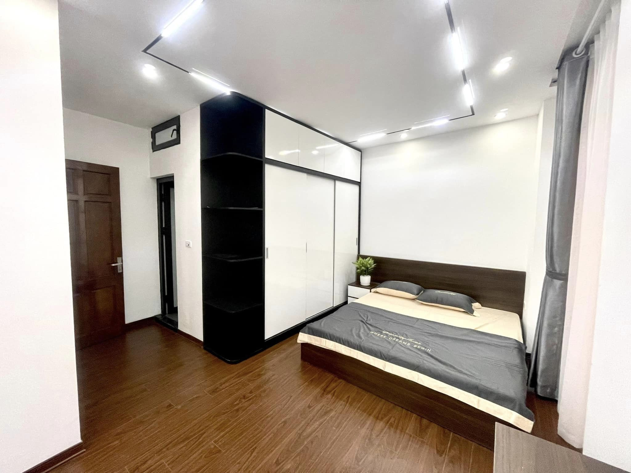 Nhà bán Mỹ Đình, Vị trí cực hiếm, oto đõ cửa, kinh doanh không đâu bằng, nổi nhất khu phố. Giao thông dễ chịu.