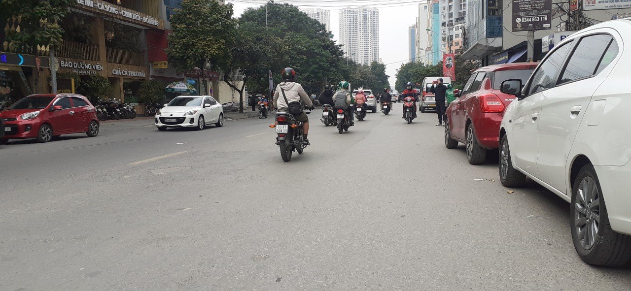 Bán đất mặt phố Nguyễn Khang. DT 95m2, lô góc. MT 4,6m và 21m. Ô tô tránh. Giá 19,2 tỷ