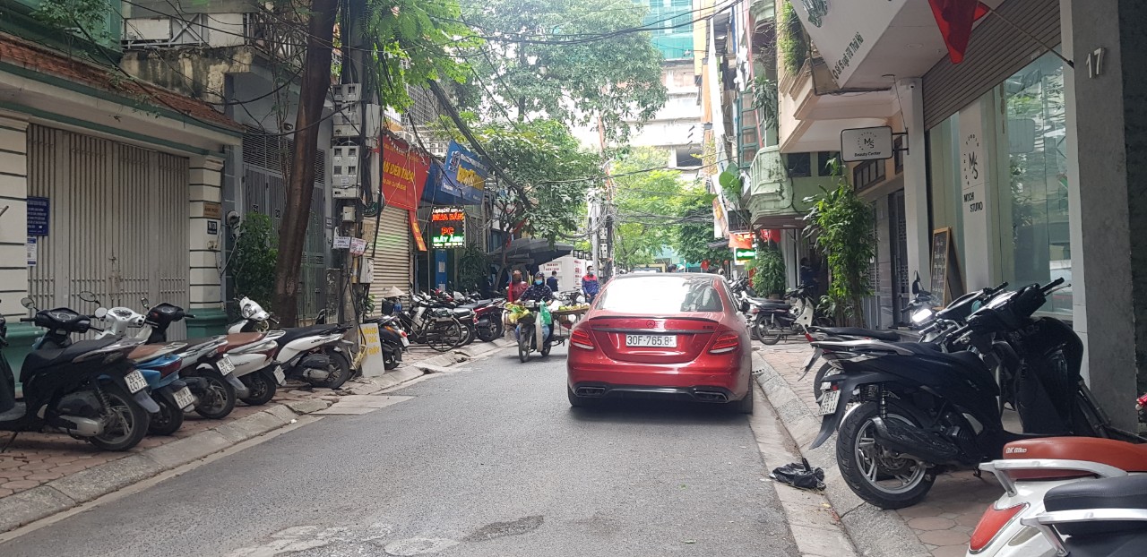 Bán nhà phố Thái Hà Đống Đa Hà Nội mặt tiền 7m gar a ô to 2 thoáng 150 triêu/m2.