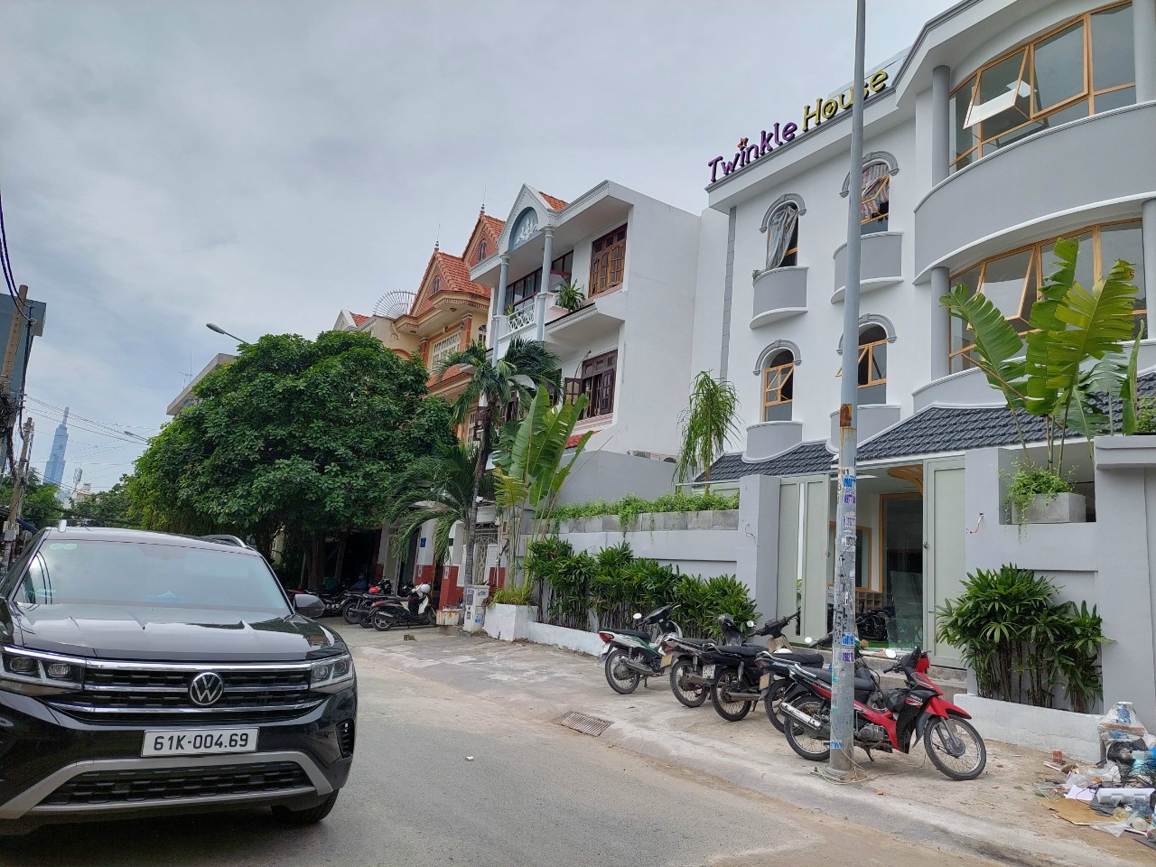 Nhà 5 lầu MTNB Đoàn Thị Điểm - Phú Nhuận (10x10m) Đông Nam. Giá 20 tỷ TL