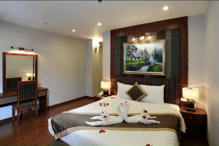 Bán tòa khách sạn mặt phố quận Hai Bà Trưng - Cách Hồ Gươm 1km. DT 270m2. MT 12m, 10 Tầng
