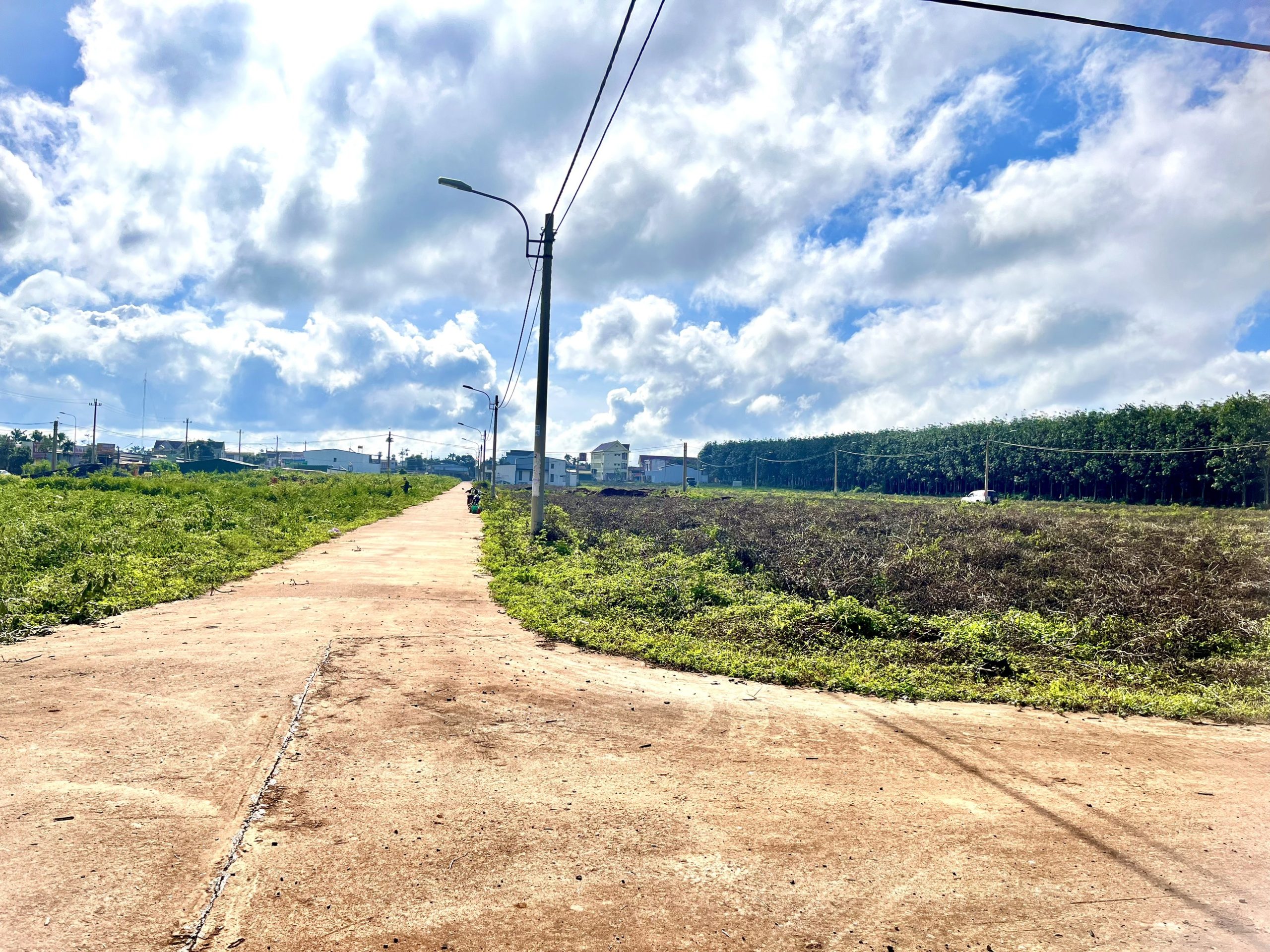 Cần bán gấp 2 lô liền kề tại chợ Phú Lộc – Krông Năng, giá 900 triệu/nền có thương lượng nhẹ.