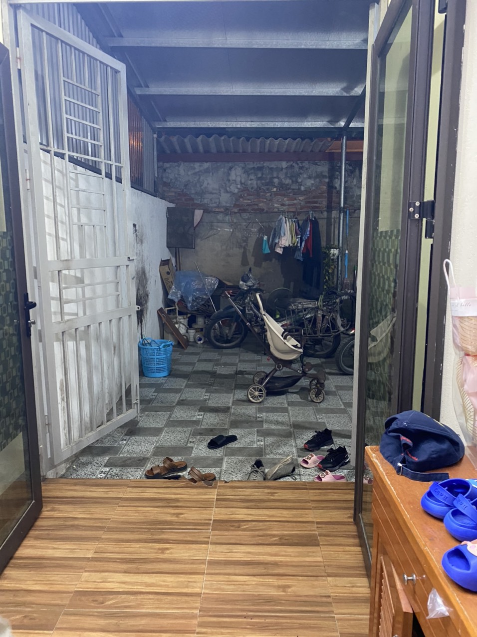 BÁN NHÀ NGÕ TRÀ KHÊ, sân cổng chung, an ninh tốt, nở hậu