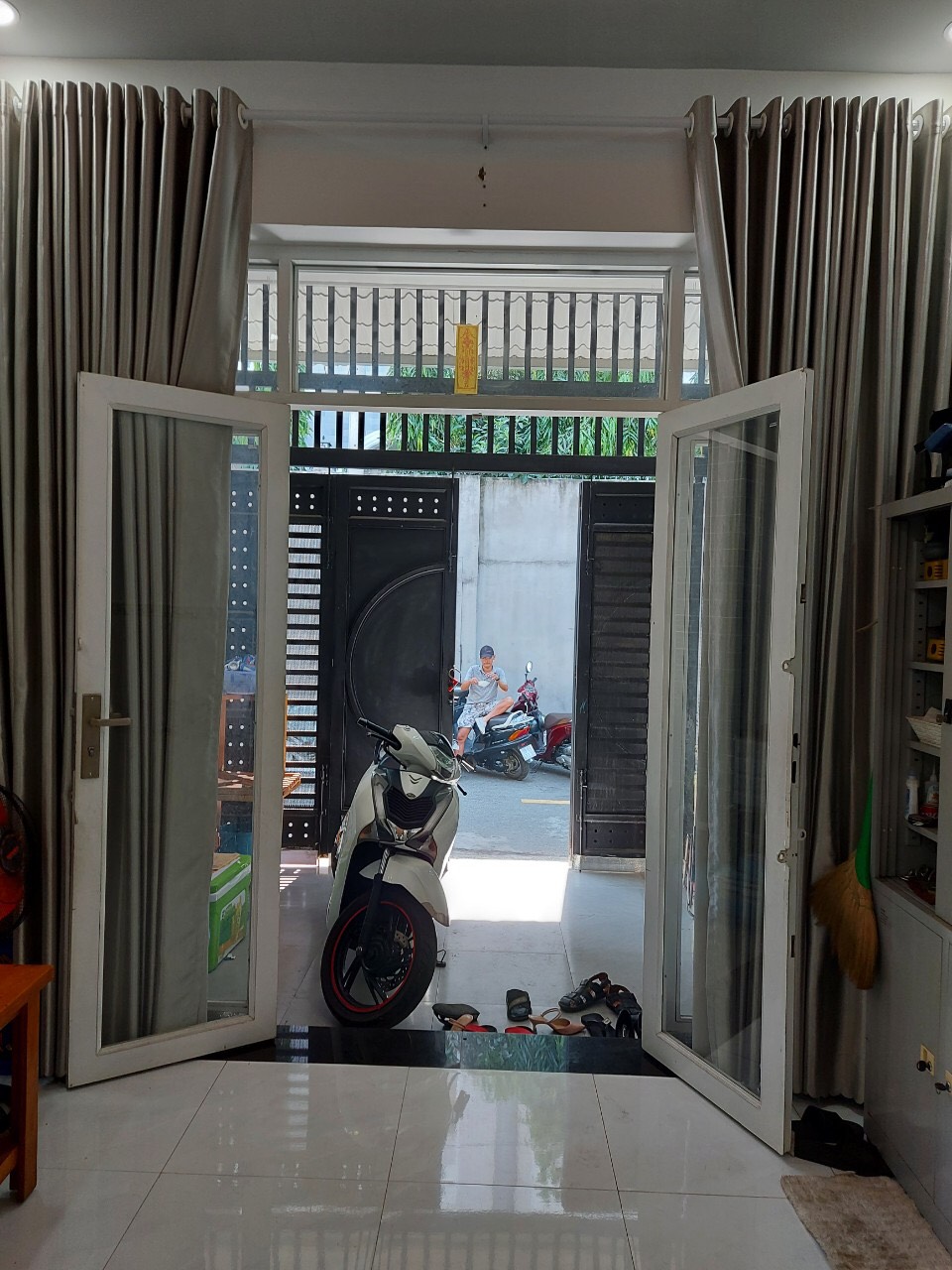 Bán nhà mặt tiền đường 11 - Nhà cấp 4 mới sửa ngay nhà thờ Khiết Tâm