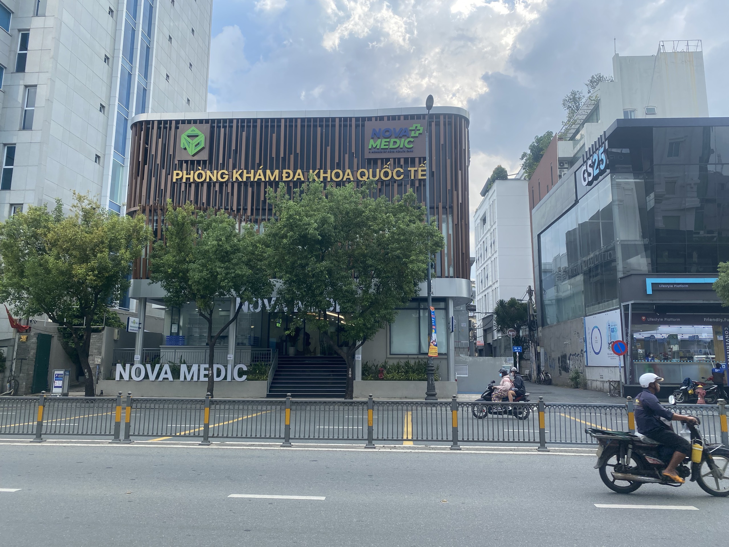 Bán nhà 2 mặt tiền đường Nguyễn Văn Trỗi, phường 10, Quận Phú Nhuận.