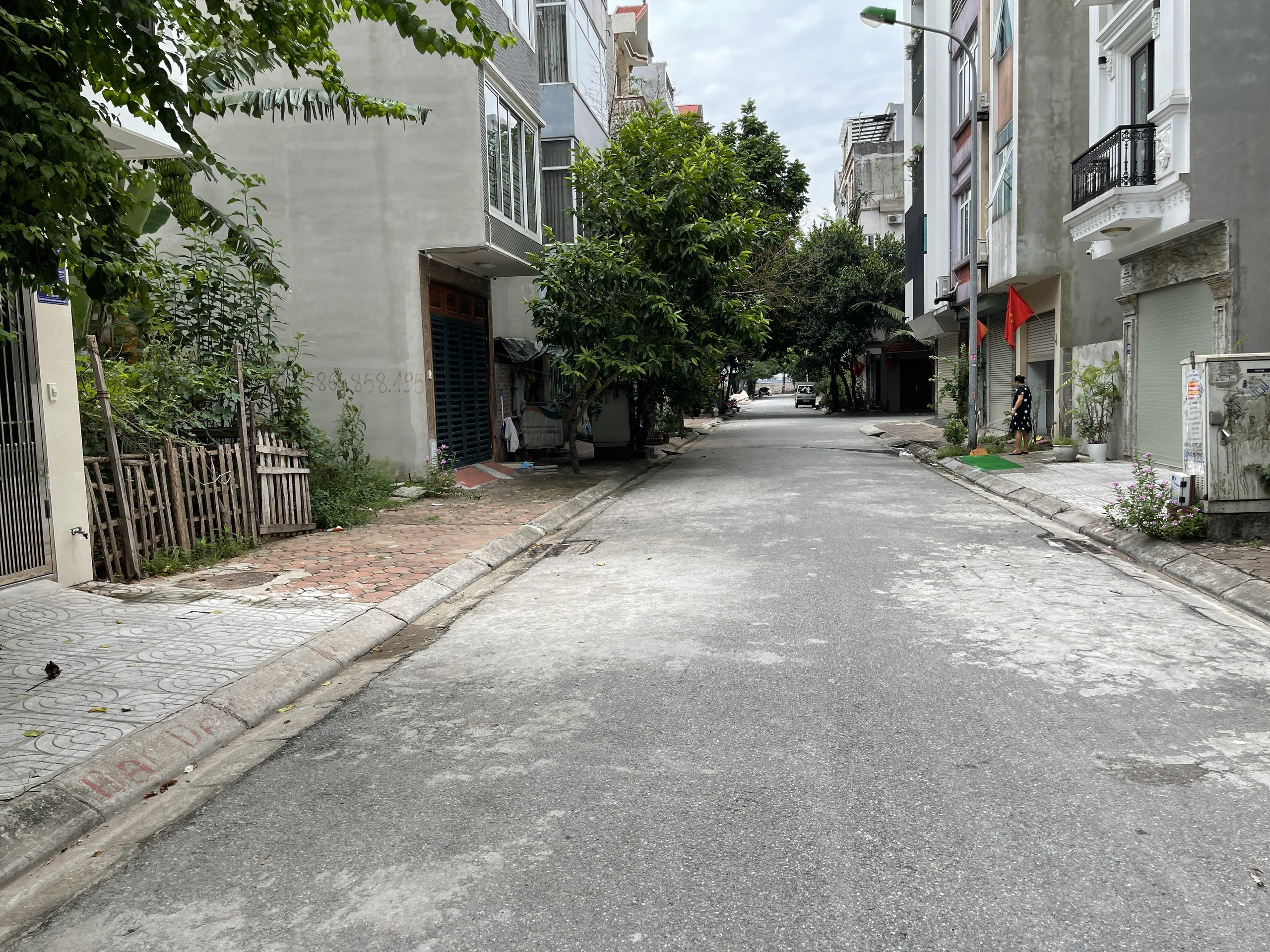 Chính chủ cần bán 40m2 đất TĐC Giang Biên. View vườn hoa, gần trường Tràng An