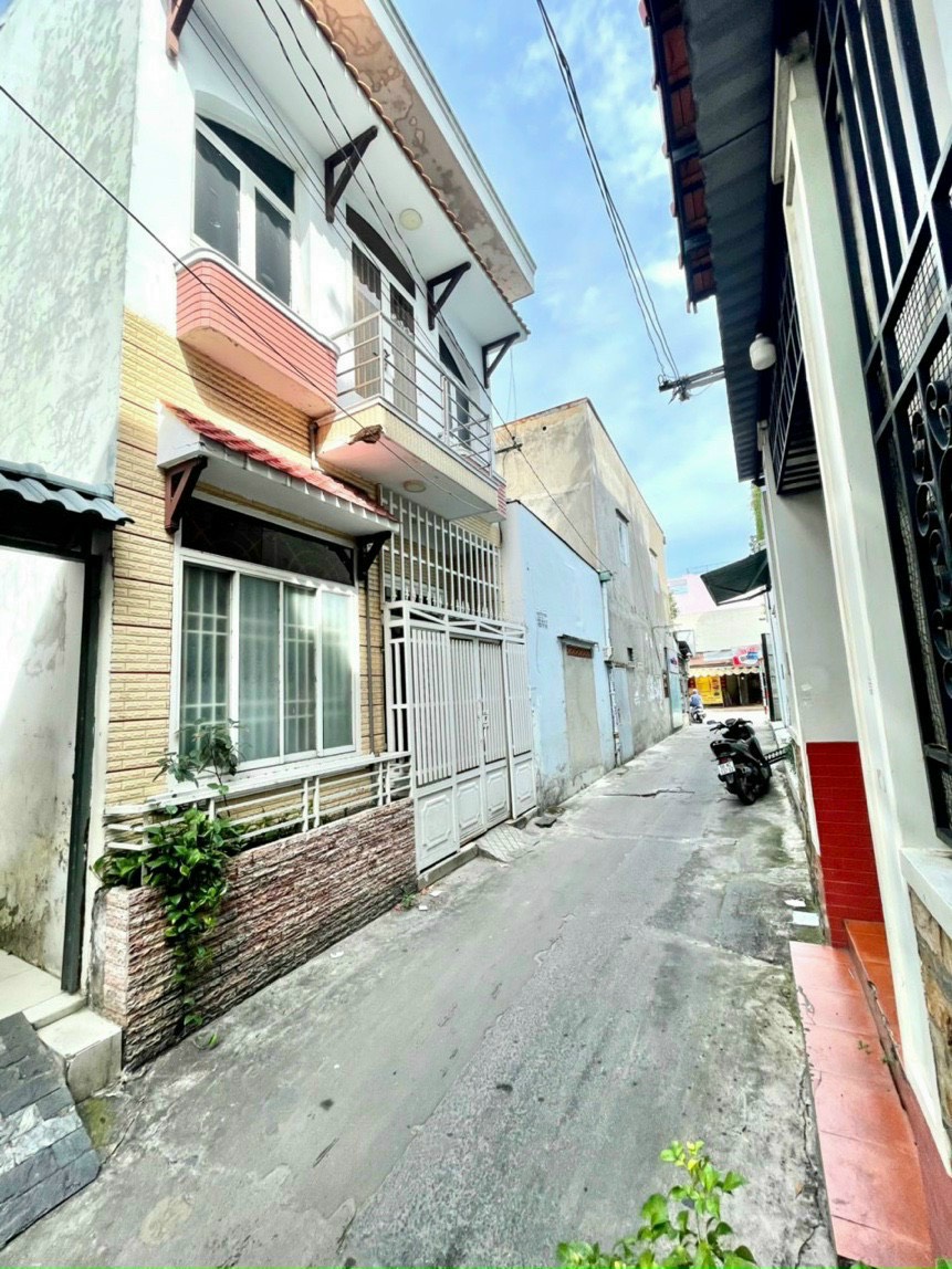 Tân Phú ngay chợ Tân Hương 1 Căn ra MT HẺM 4M thông- NGANG 5M 30M2 Chỉ hơn 2 TỶ.