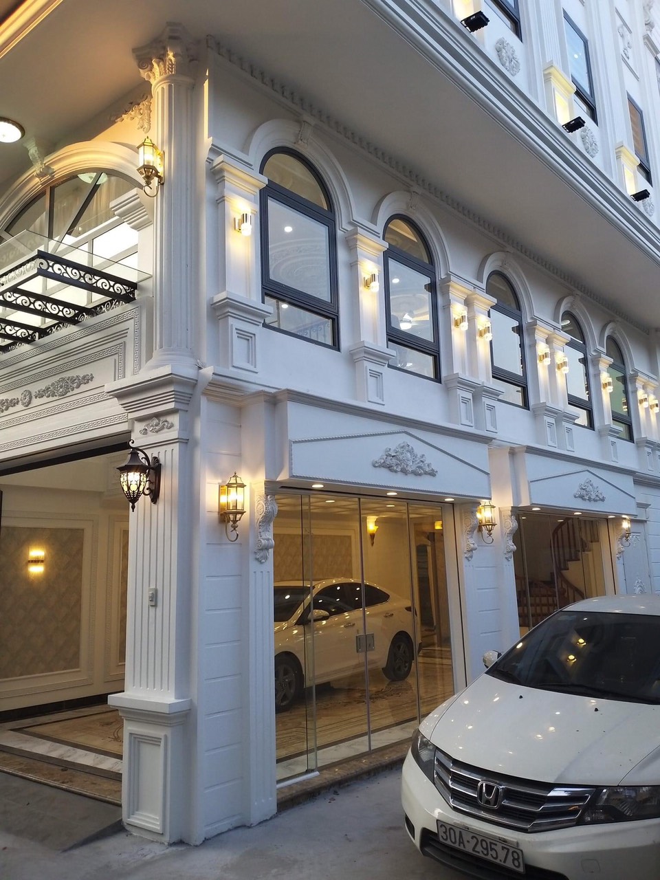 LONG BIÊN - NHÀ ĐẸP NHƯ CUNG ĐIỆN - GARA Ô TÔ - LÔ GÓC - THANG MÁY NHẬP KHẨU - NỘI THẤT CHÂU ÂU