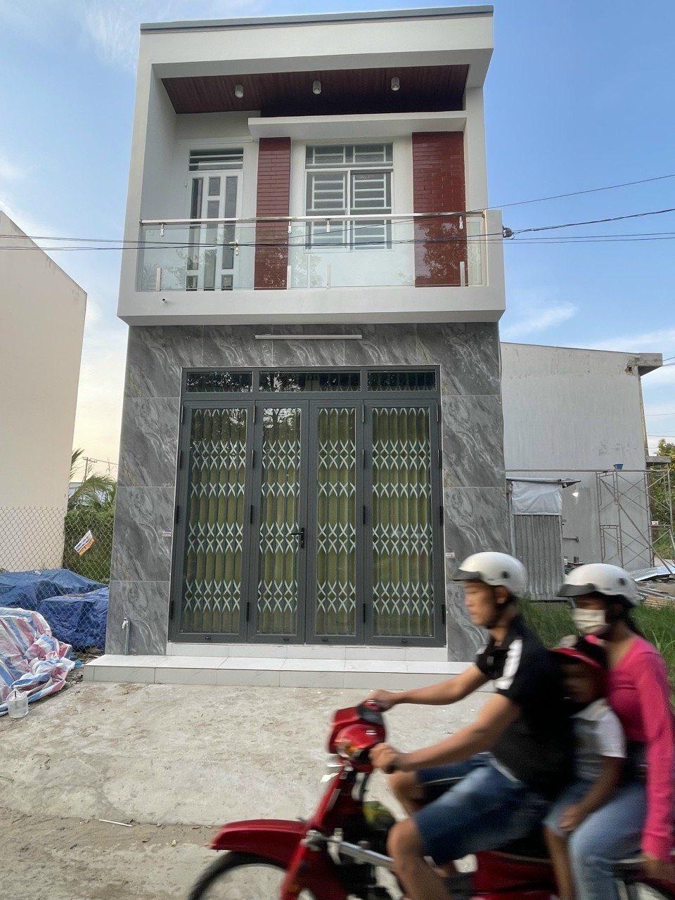 Nhà 1 trệt, 1 lầu mới đẹp mặt tiền Tô Vĩnh Diện