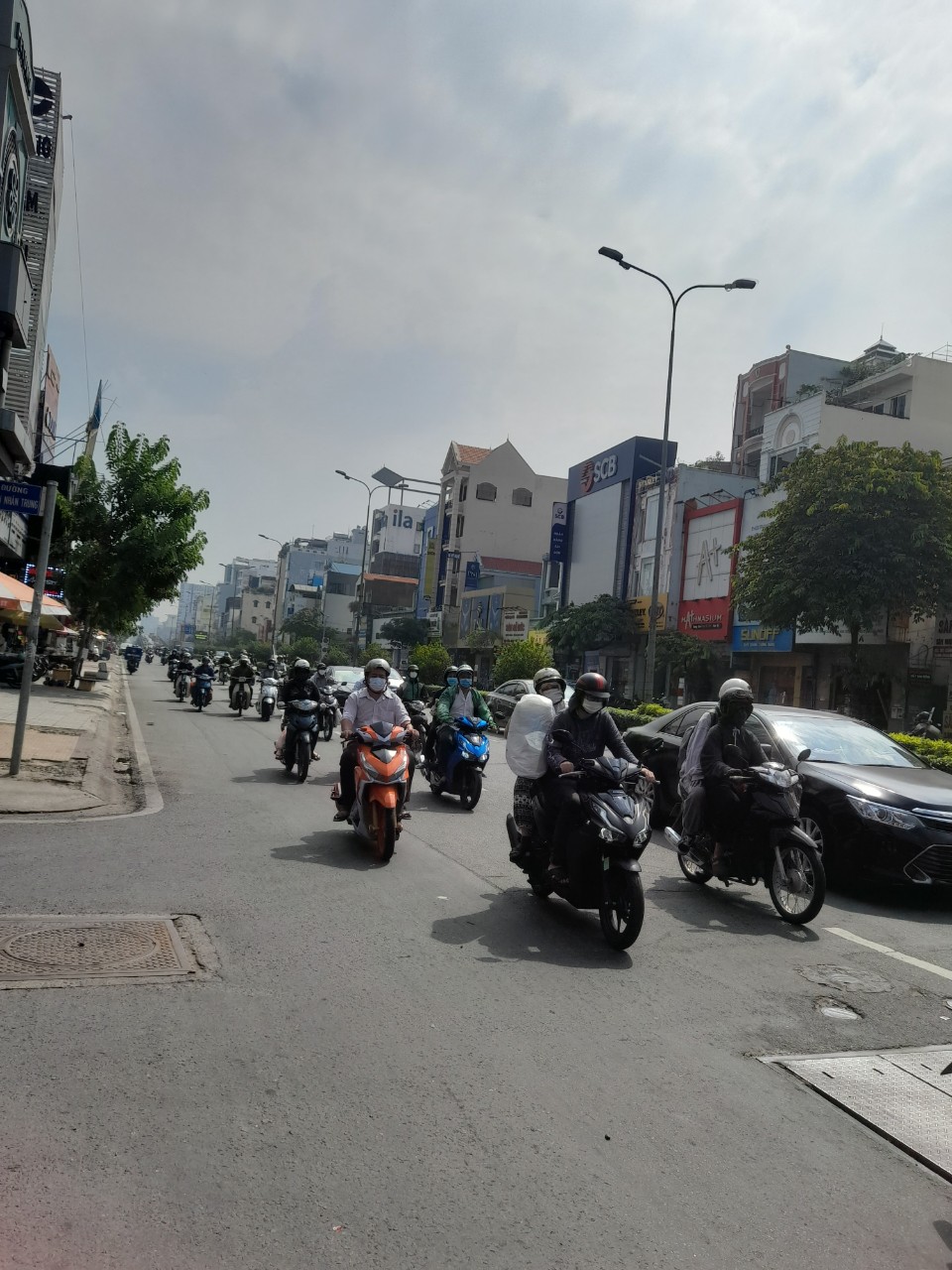 Giảm giá 2 tỷ, cần bán gấp nhà mt bạch đằng, ngang 5 dài 10, 4 lầu thang máy chỉ 12,2 tỉ.