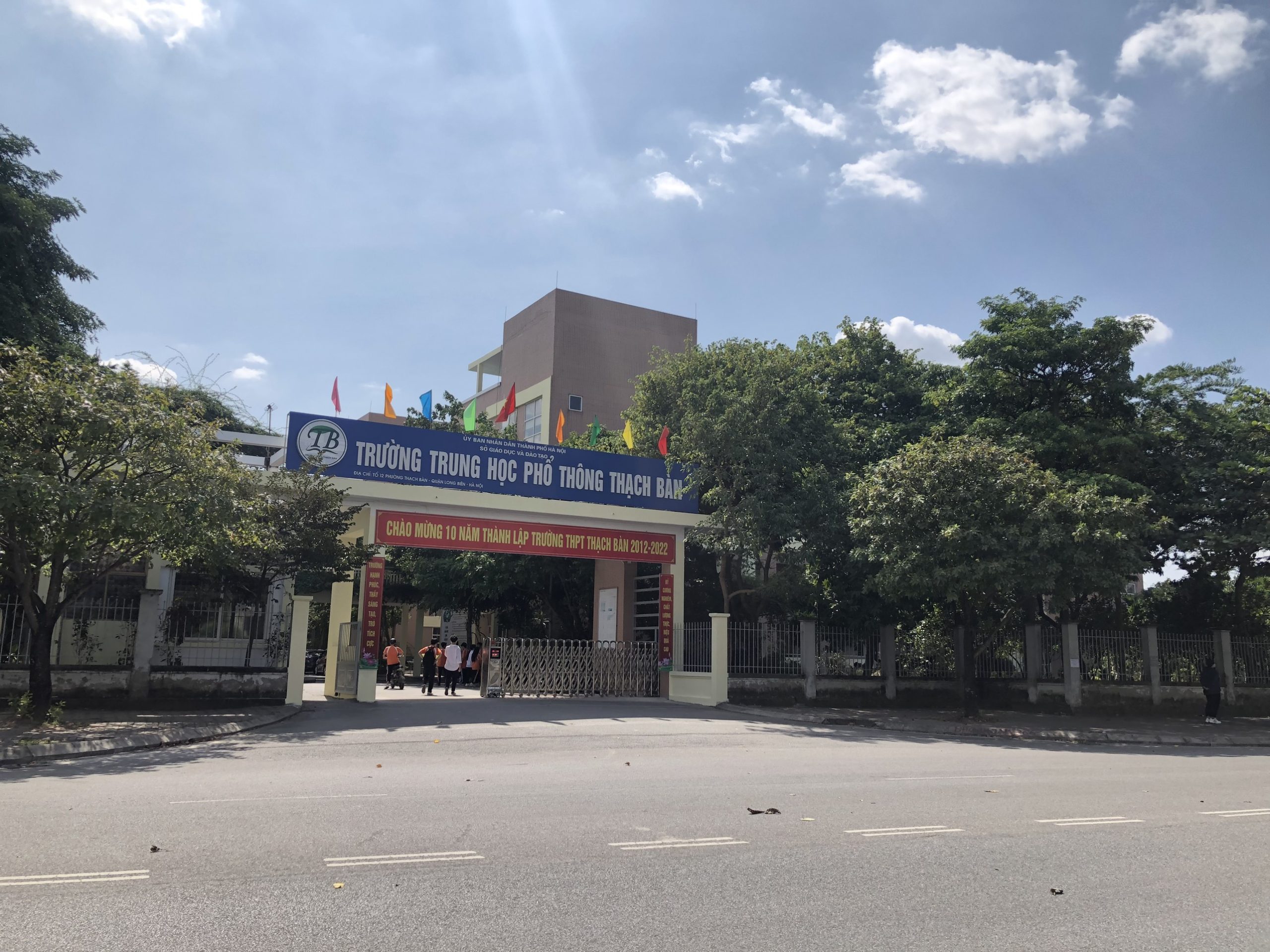 BÁN NHÀ ĐẸP, VỈA HÈ KINH DOANH ĐẮC ĐỊA - MẶT TIỀN RỘNG - TẶNG NHÀ ĐẸP .