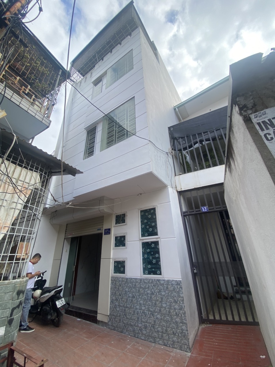 - Giảm gía kịch sàn bán nhà Phố Đà Nẵng- Diện tích : 46m : nhà 4 tầng 4 pn 3 vs phòng thờ , sân phơi. Nhà xây độc lập