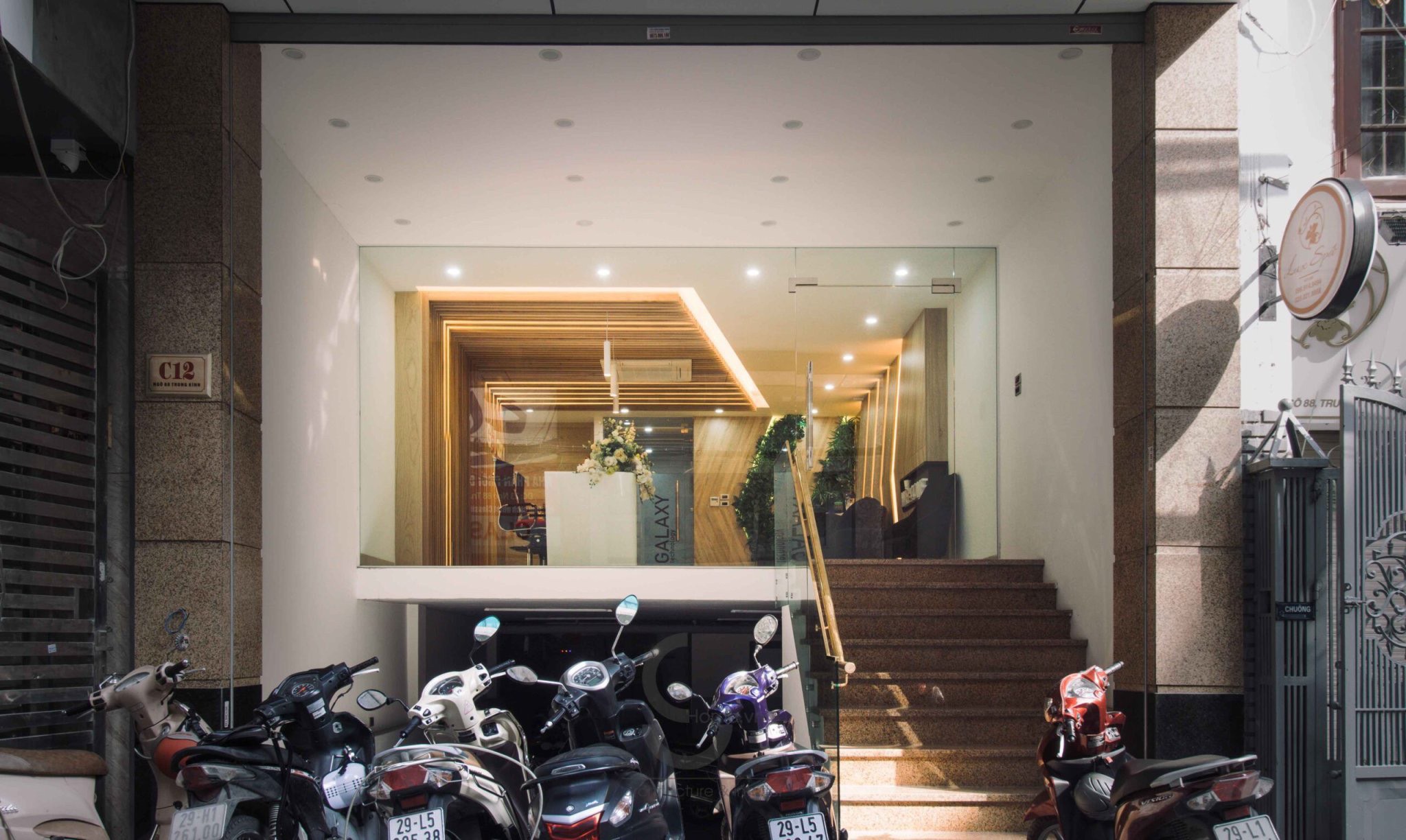 Chính chủ cho thuê văn phòng tại đường đôi Trung Kính- ô tô đỗ cửa. Liên hệ chính chủ