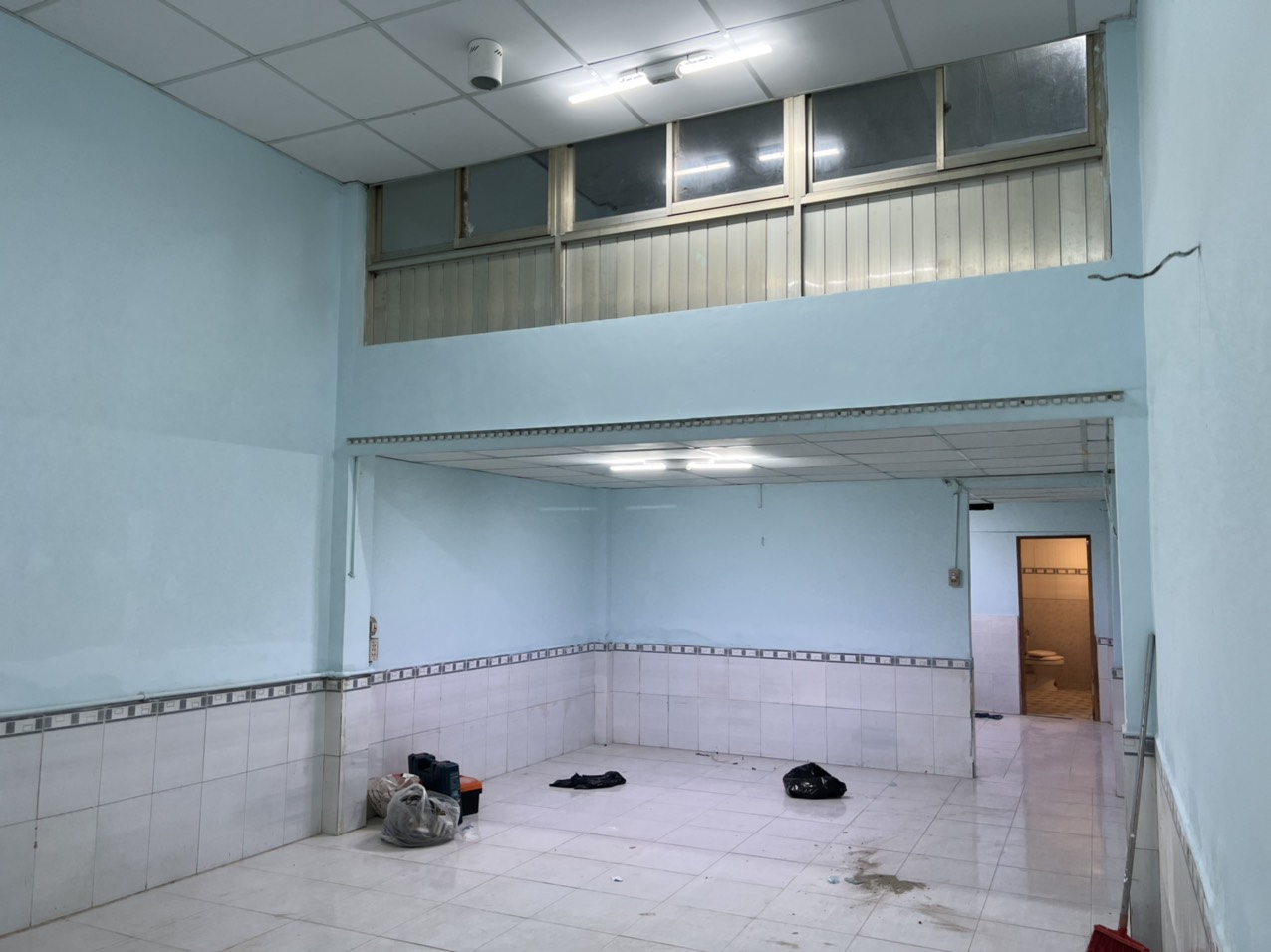 CHO THUÊ NHÀ NGUYÊN CĂN MỚI SƠN SỬA HẺM XE HƠI THÔNG ĐƯỜNG NƠ TRANG LONG, PHƯỜNG 13