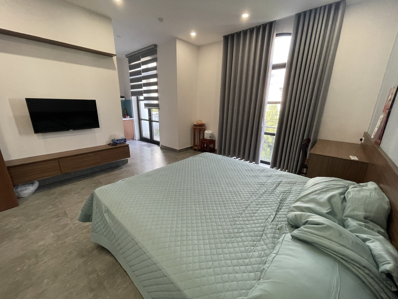 Cho thuê căn VinImperia- Thông số: 112m2 - 5m - 5 tầng -