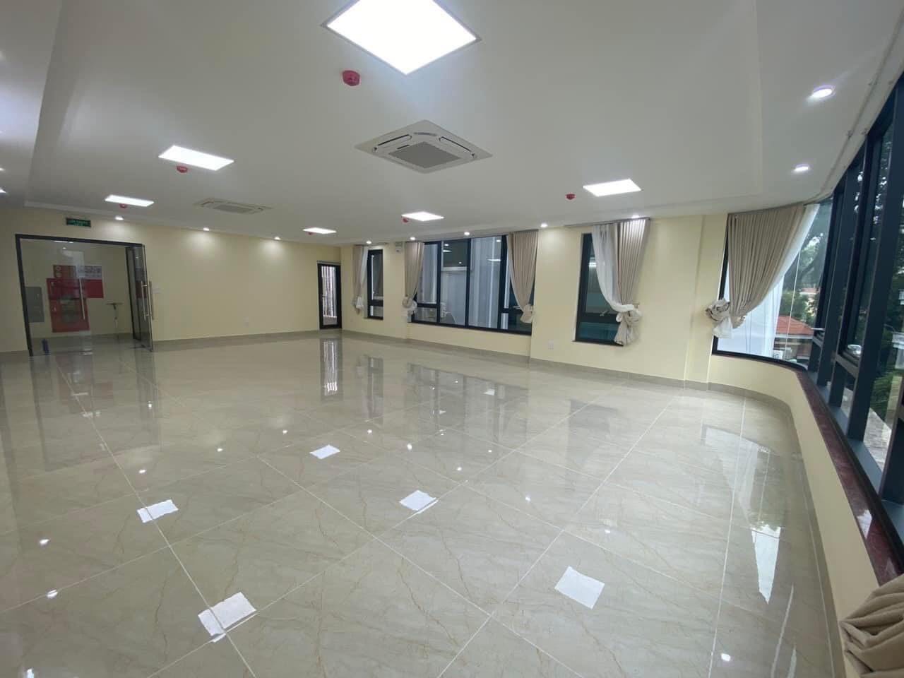 Bán toà 9T đẹp view hồ Tây mặt phố Võng Thị DT 1.5 tỷ/năm 110m2 mặt tiền 6.8m giá 55 tỷ