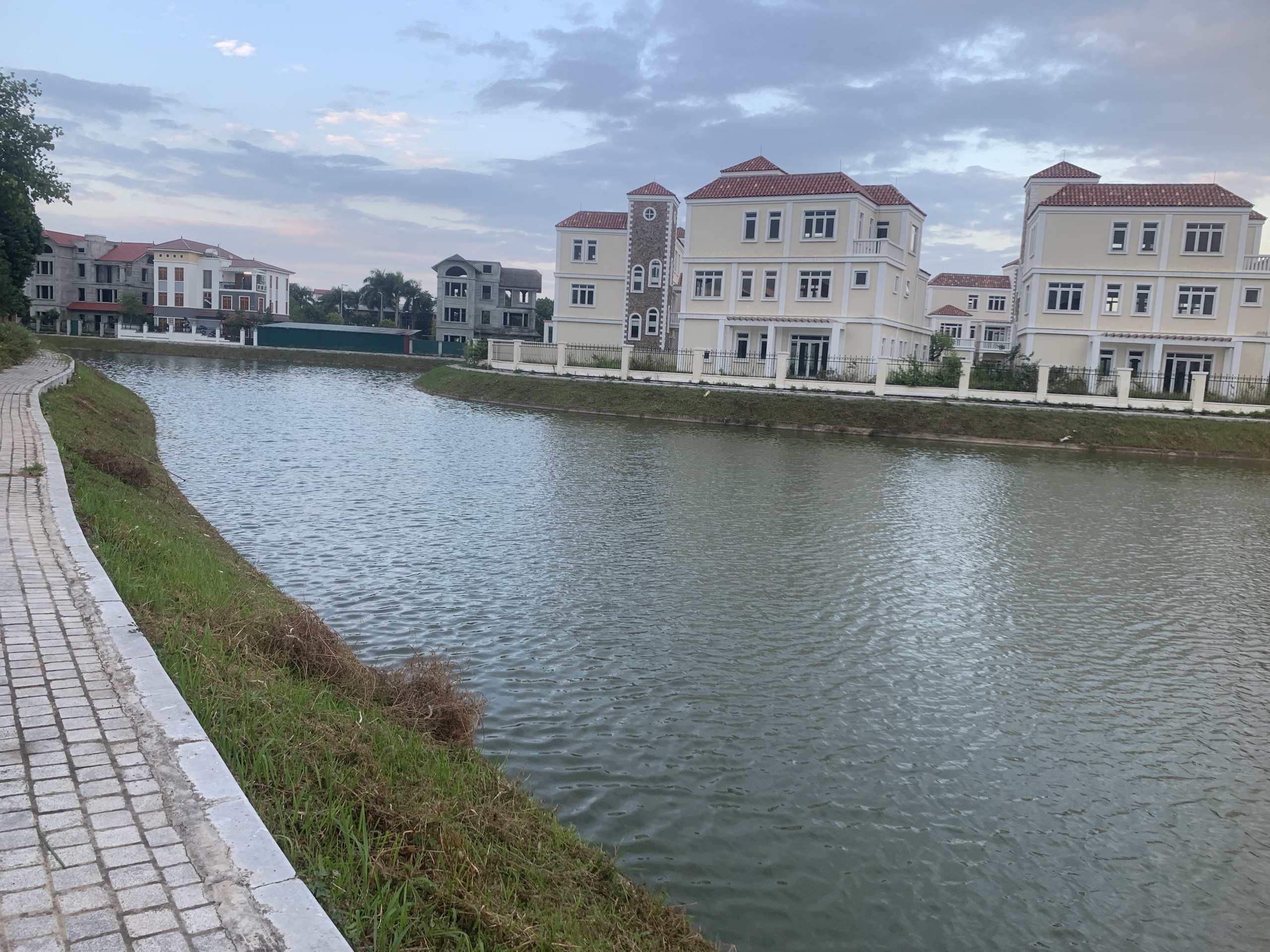 Bán BT Nam An Khánh. Diện tích 435m. Nhà xây thô, cạnh hồ, gần đường đôi.