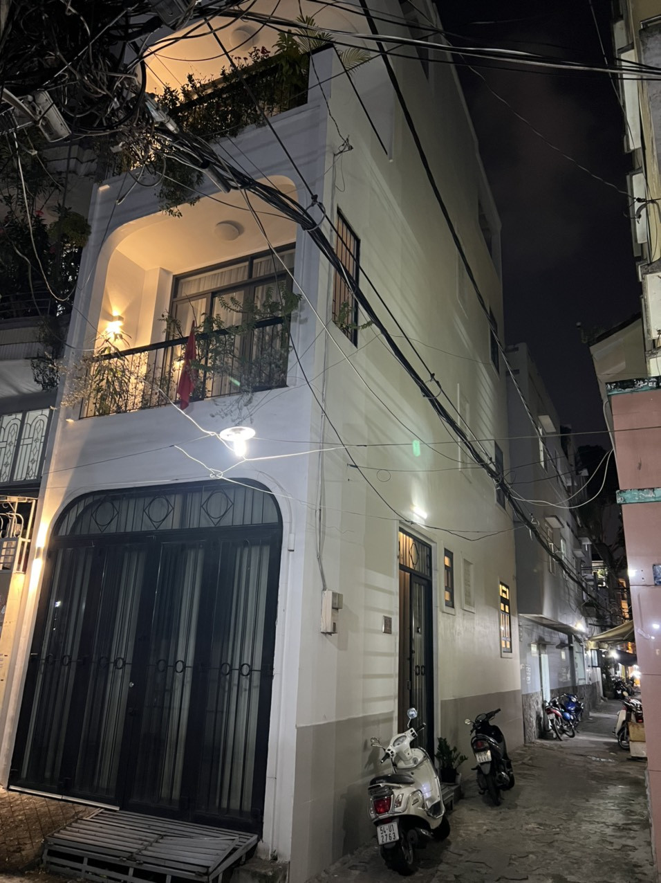 Chính chủ cần bán nhà 1 trệt 2 lầu 1 sân thượng hẻm Hoà Hảo, 2 mặt hẻm 6m và 3m