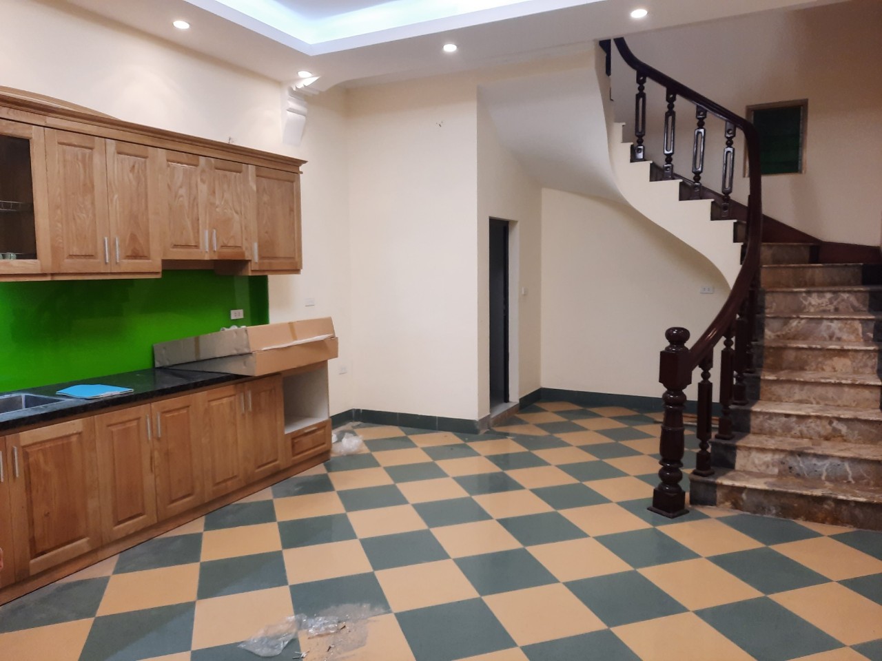 Bán nhà 50m2x 5 tầng phố Hoa Bằng- Cầu Giấy, hướng đẹp, lô góc, KD dòng tiền giá 4 tỷ 6