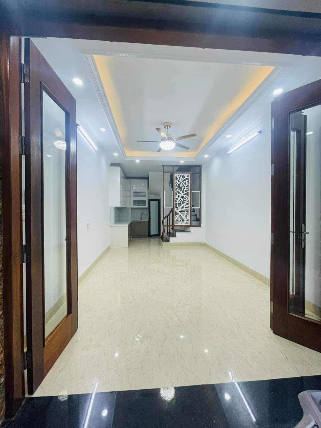 Bán nhà để ở, ô tô đỗ cổng, ngõ thông Nguyễn Đức Cảnh, Hoàng Mai, 33m2, 5 tầng đẹp