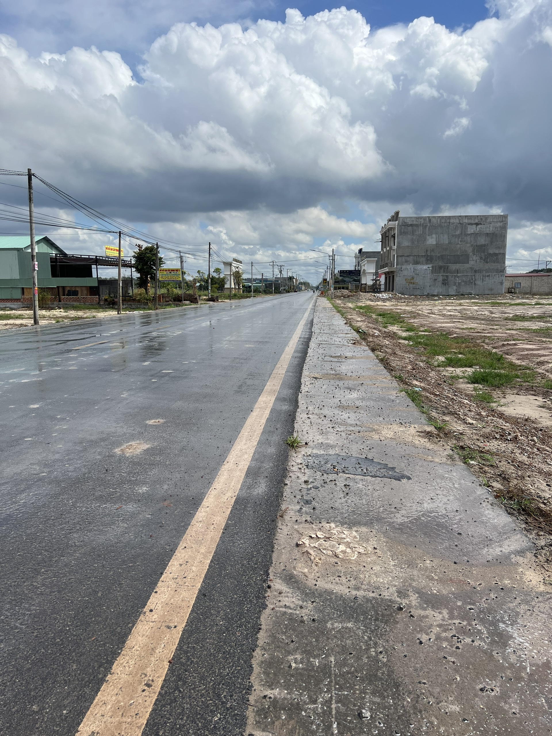 Mặt tiền đường nhựa lớn Minh Hưng - Dầu Tiếng, gần khu công nghiệp Minh Hưng, vừa sát ngay khu đô thị lớn luôn.