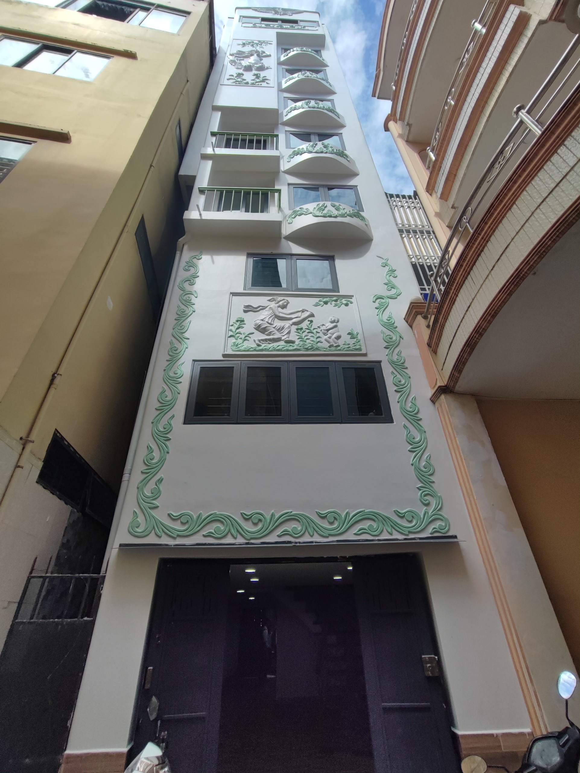 Cho thuê nhà nguyên căn làm chdv or vp.Dt:4x15,9 lầu 16p 8wc có than máy.Giá:70tr/tháng