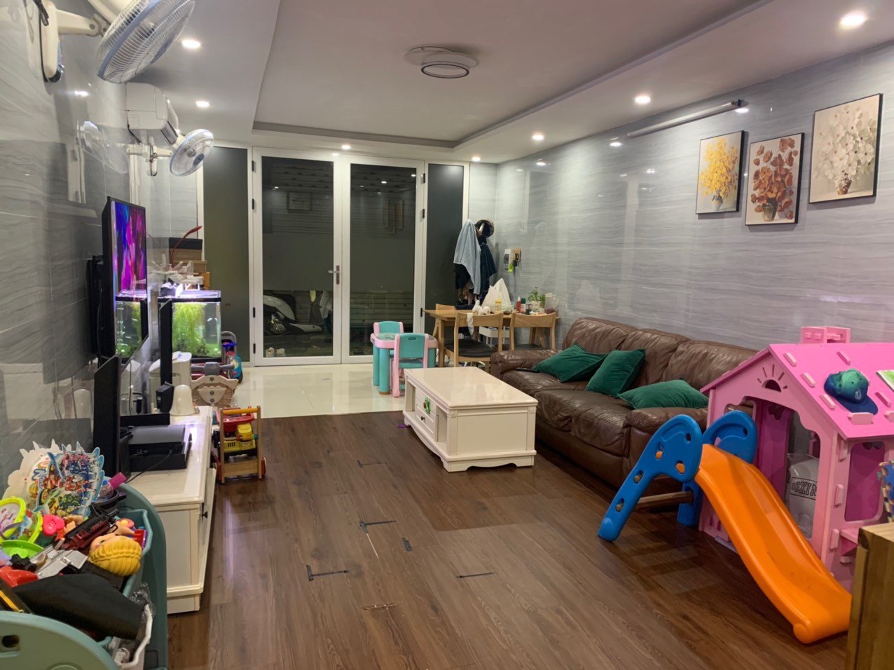 Hàng F0 chính chủ: Giá 2.2 tỉ có tlgNgõ 2.5m Chùa Hàng. Dt trên bìa 42.2m2, thực tế thêm gần 8m2 nữa x 2.5 tầng