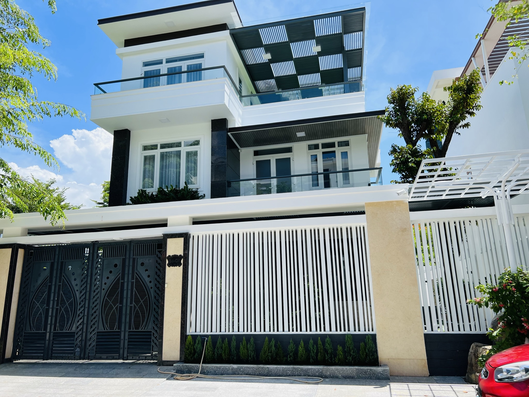 Bán căn biệt thự sang trọng, 2 mặt tiền trước sau giáp lưng công viên - KĐT Vĩnh Điềm Trung