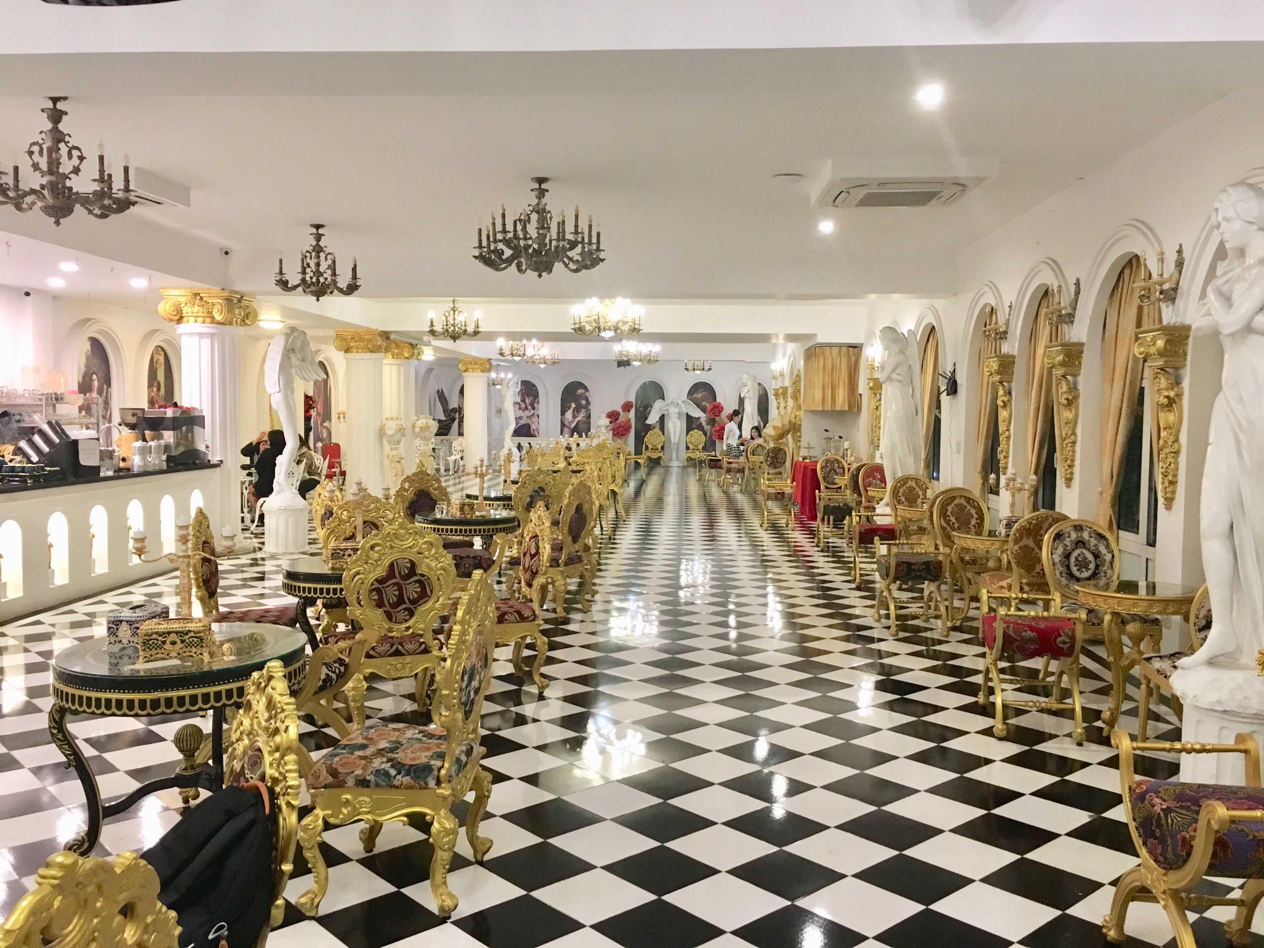 Cho thuê mặt bằng 460m2 Vũ Phạm Hàm, Lô góc, vỉa hè rộng, nội thất đẹp, 160tr/tháng
