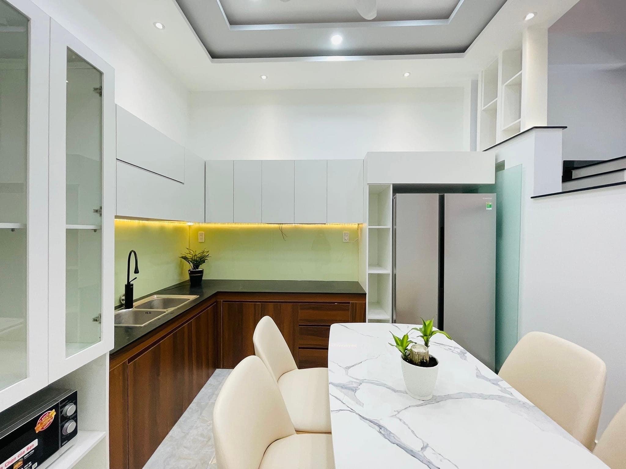 Chủ bán gấp căn nhà ngay Nguyễn Hồng Đào, Phường 14, Quận tân bình hẻm xe hơi 6m, 69,1m2