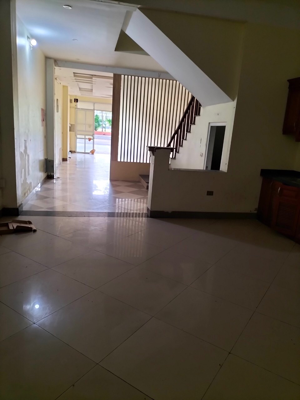 Cho thuê nhà 5 tầng , 3 oto tránh, 90 m, MT 5 m,phạm khắc Quảng , Giang biên, Long Biên