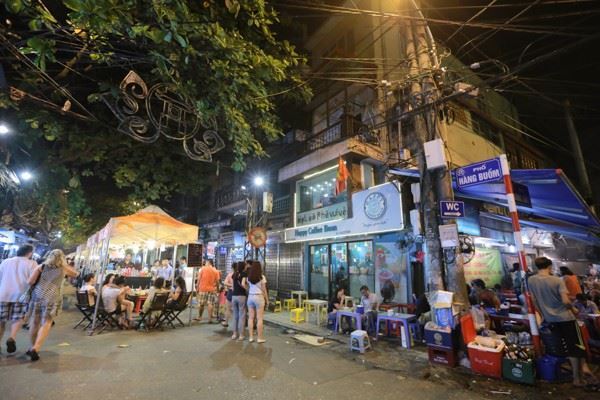 Bán nhà mặt ngõ phố cổ - Hàng Buồm ( Q. Hoàn Kiếm ). DT 18 m2. 2T. MT 4 m. SĐCC. Giá 2 Tỷ.