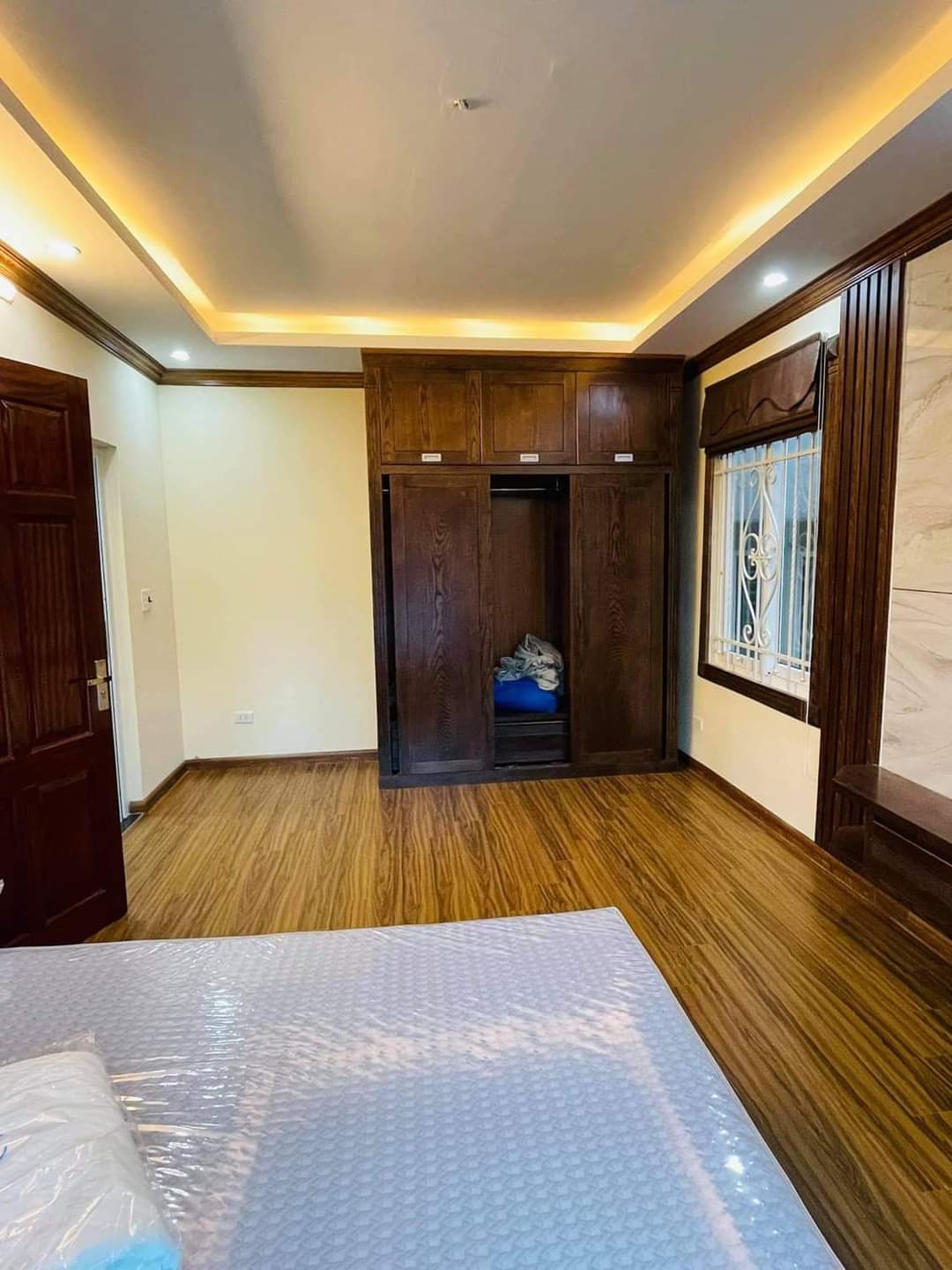 Ô Tô 30m, Nhà mới Hoàng Quốc Việt - 37m x 5 tầng, giá 4.4 tỷ