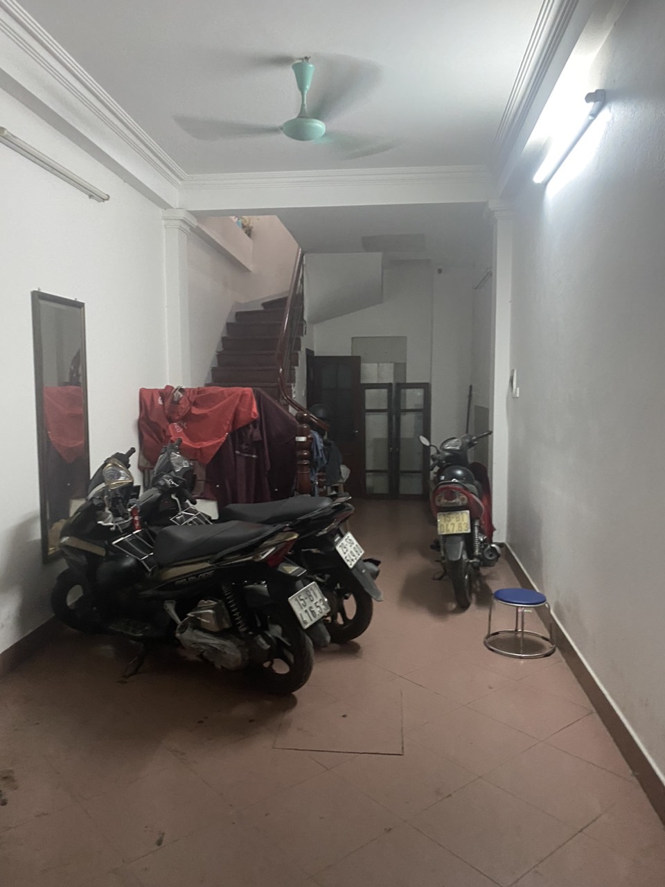 Cho thuê nhà nguyên căn mặt ngõ Phố Đội Cấn, Ba Đình. Ô to đỗ cửa 2 thoáng. Dt40m2x5t. Chỉ 10tr