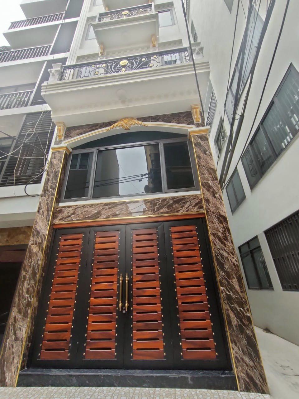 Bán toà Apartment phố Lạc Long Quân DT 52m 8 tầng mặt tiền 5m giá 15.9 tỷ doanh thu 700tr/1 năm