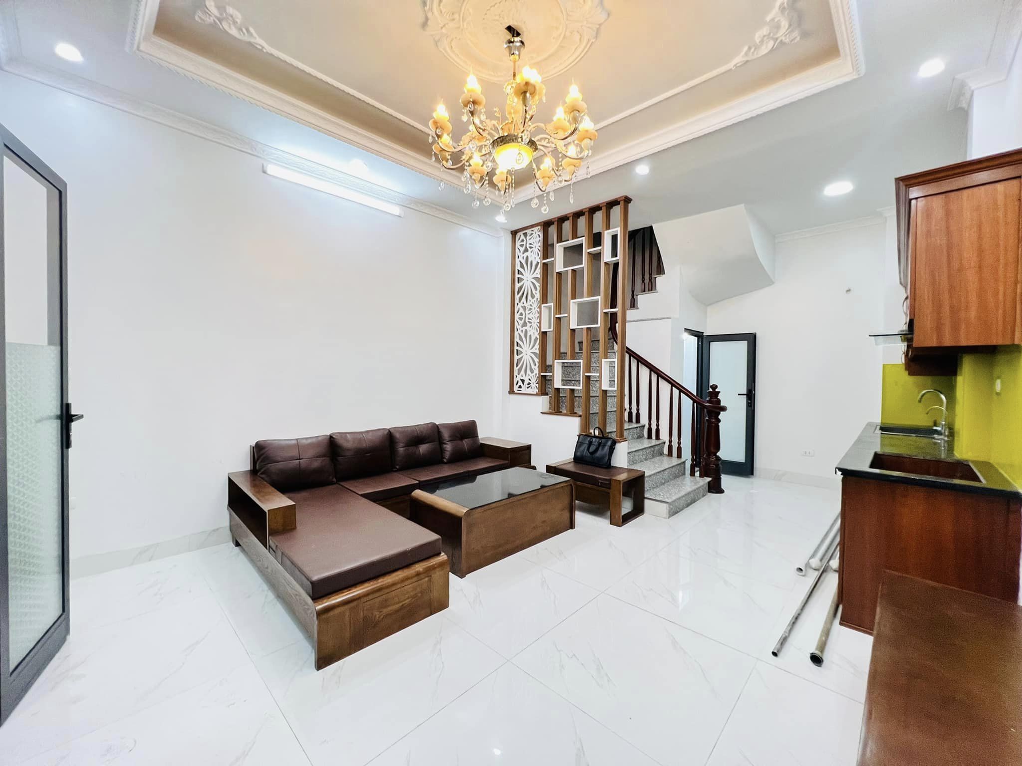 Bán nhà mới phố Hoàng Hoa Thám DT 35m 5 tầng MT 4,2m giá 4,3 tỷ