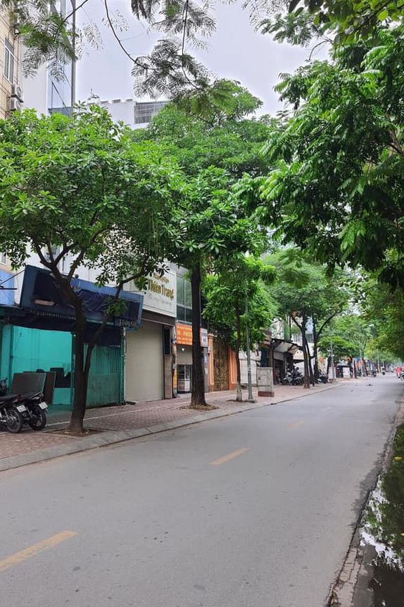 BÁN NHÀ MẶT PHỐ TRUNG KÍNH- GIÁ TRONG NGÕ- 200M2- 36x TỶ- 40M MT. VỈA HÈ ĐÁ BÓNG- KINH DOANH 2 MẶT.