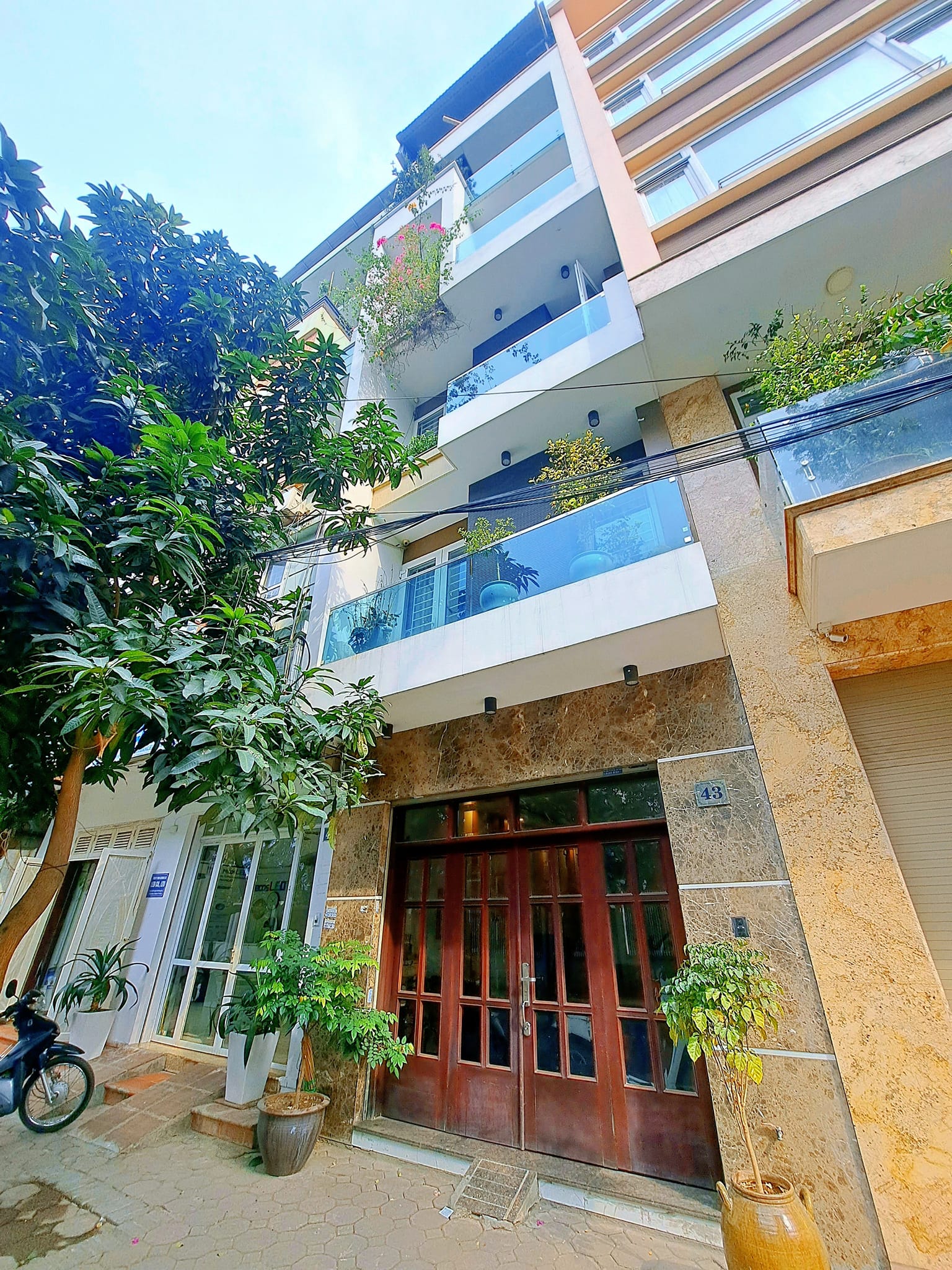 Bán nhà phố Hoàng Cầu DT 63m 7 tầng MT 4,5m giá 28 tỷ