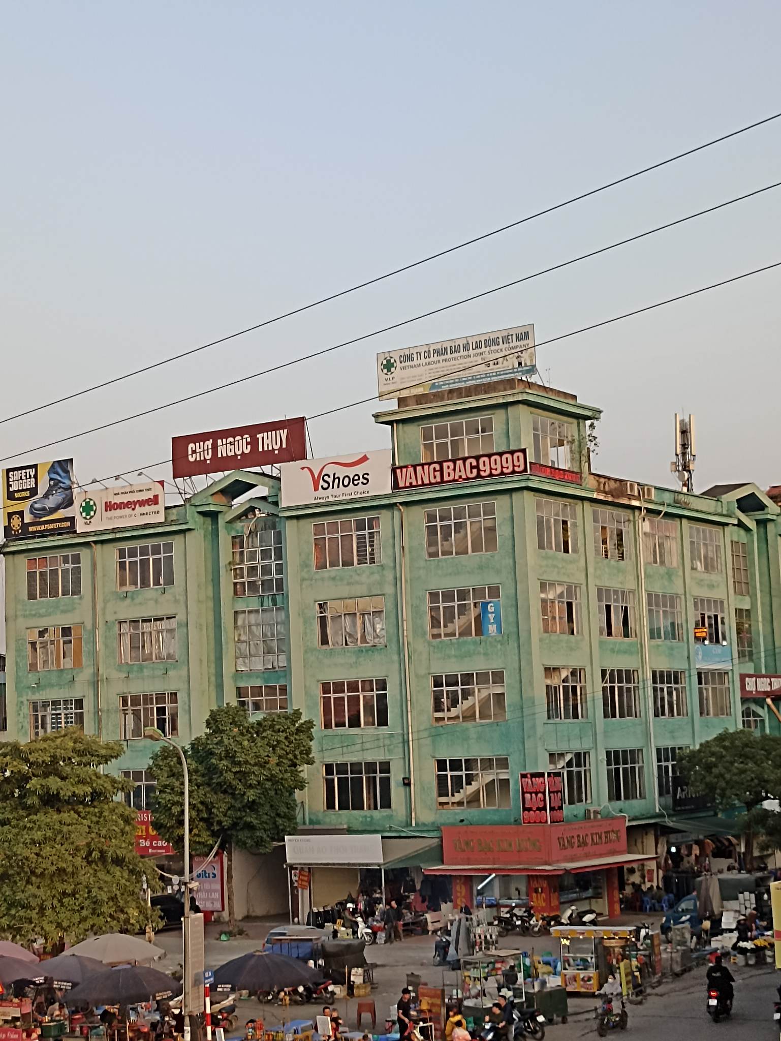 Cần bán nhà Ngọc Thuỵ DT 60m2, 1 Tầng, 4m MT, Ô tô, Giá 3.4 tỷ.