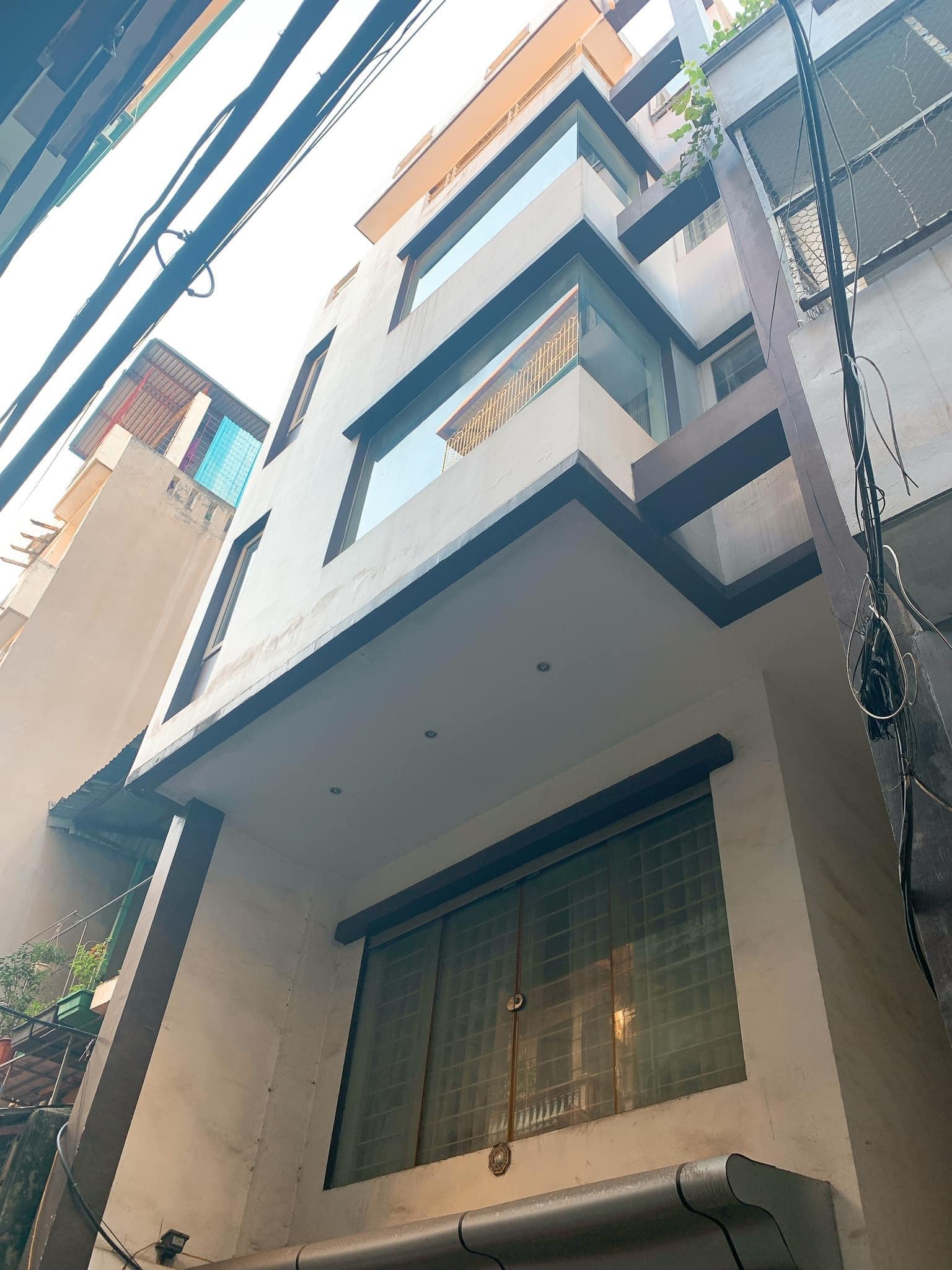 Bán nhà phố Hoàng Quốc Việt DT 60m 5 tầng MT 6m giá 9,5 tỷ