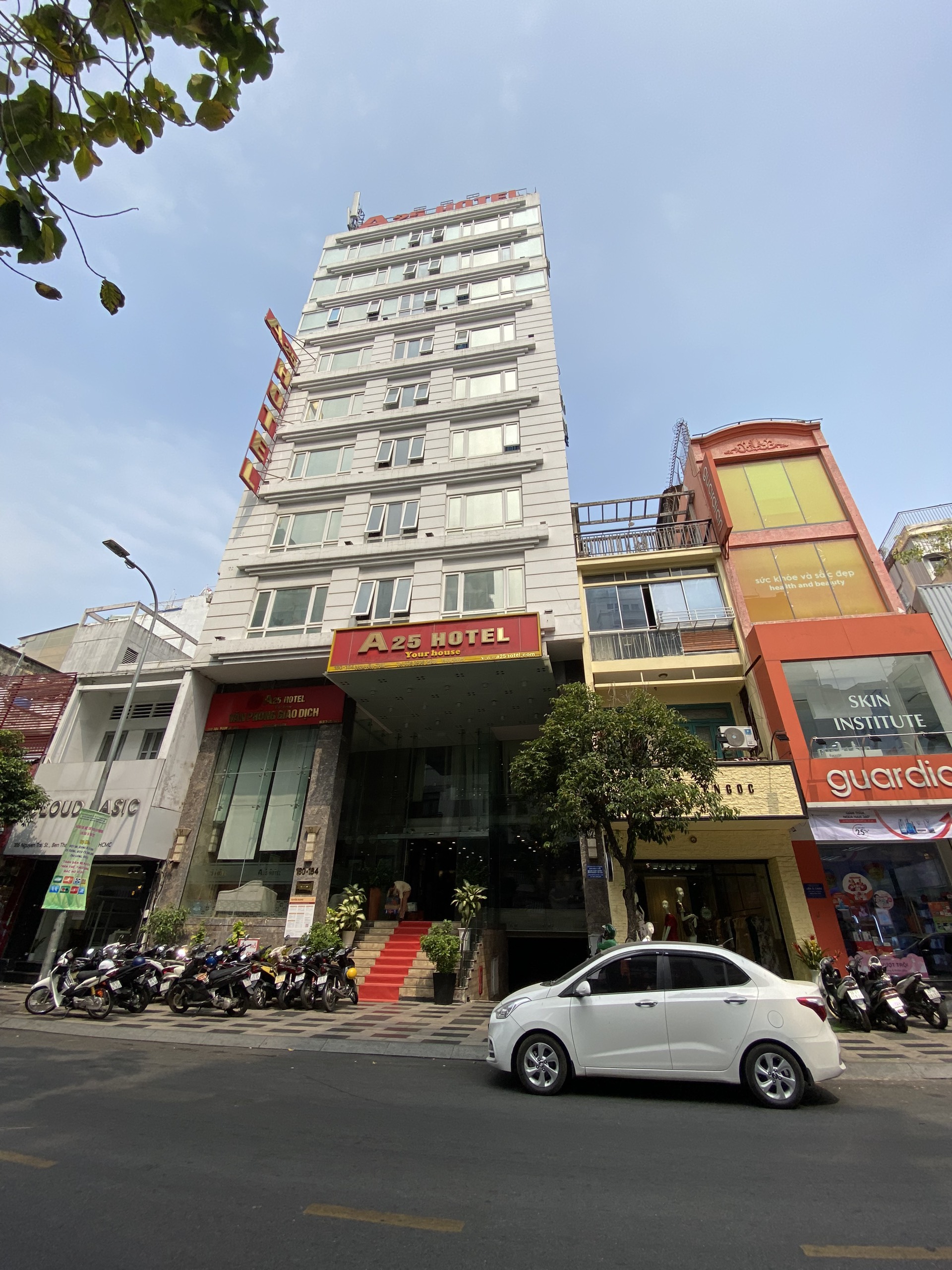 Mặt tiền Nguyễn Thị Minh Khai Q.3 DT: 8x25m NH 10m (249m2). Kết cấu: 7 tầng. Giá bán: 150 tỷ TL