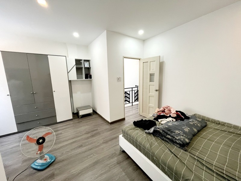 Nhà cách đường Trường Chinh 50m, Diện tích 80m2, 5.2m x 15.5m giá 4.8 tỷ.