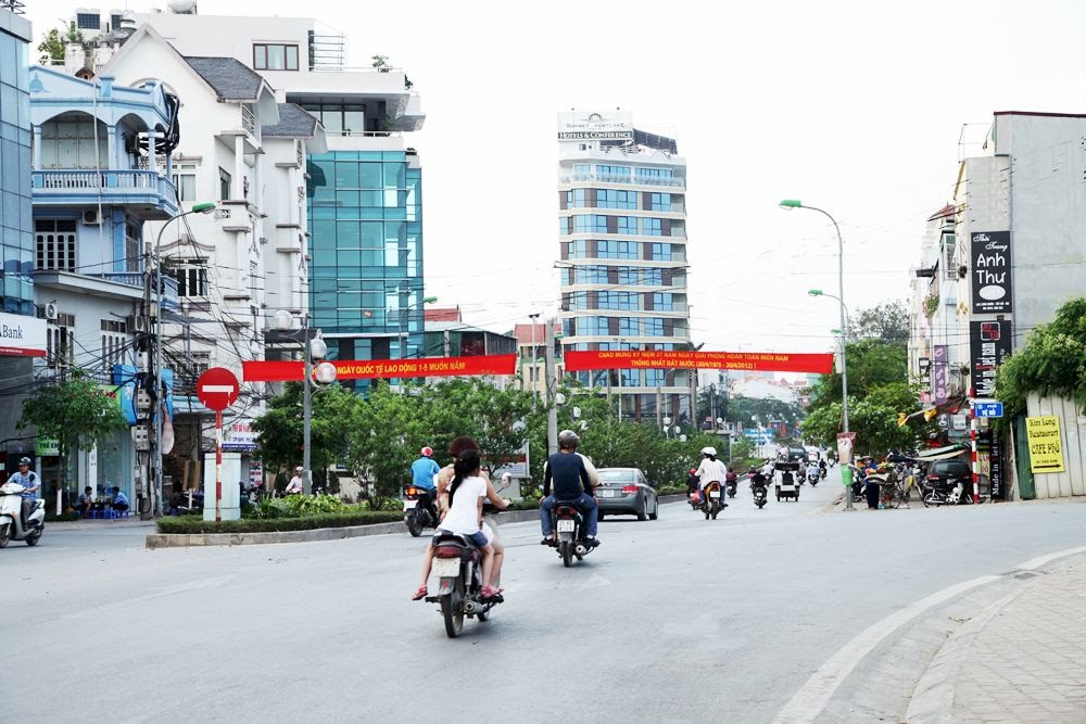 Bán nhà mặt phố - Lạc Long Quân ( Q. Tây Hồ ). DT 75 m2. 5 T. MT 7,5 m. SĐCC. Giá 17,5 Tỷ.