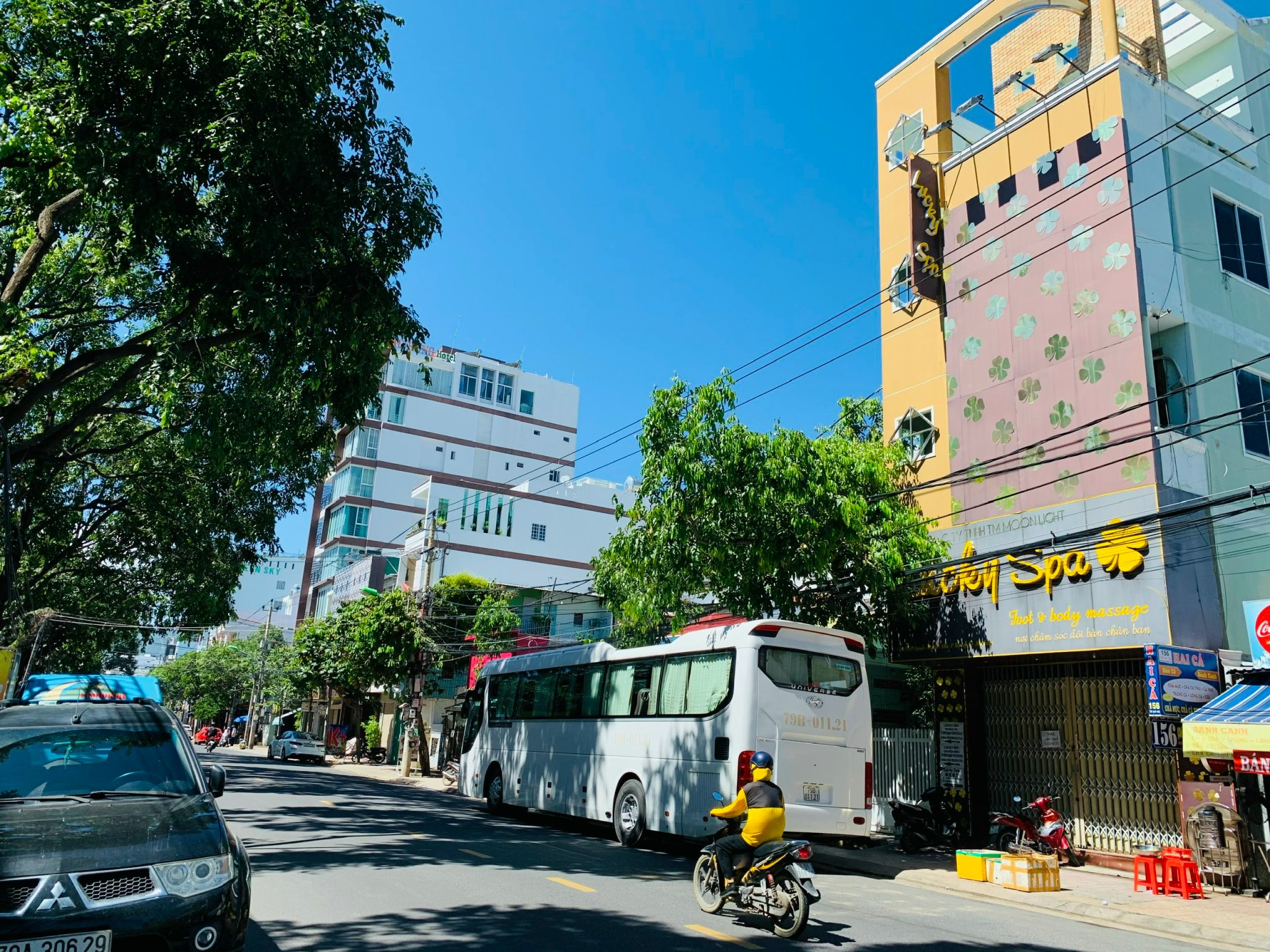 Bán nhà 4 tầng mặt tiền Nguyễn Thị Minh Khai giá cực tốt, cạnh nhà hàng Ngọc Trai